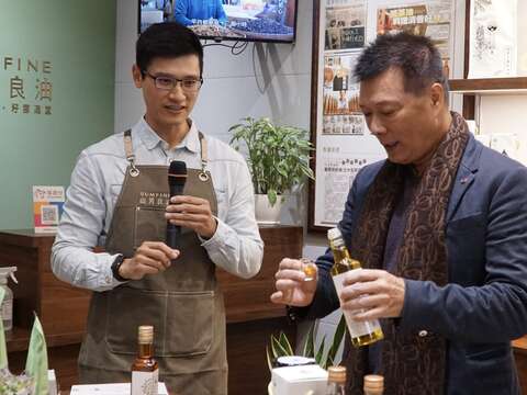 蔡詩萍局長(右)體驗文山區在地店家「山芳良油」傳統產品(圖片來源：臺北市政府文化局)