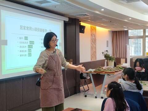 劉雨青老師解說居家常見的保健植物(圖片來源：臺北市青少年發展暨家庭教育中心)