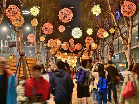 台北燈節-光環境佈置讓整座城市充滿燈會節慶氛圍。
