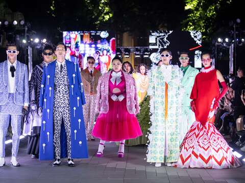 2023臺北時裝週-閉幕大秀將融合不同族群如原住民、客家、嘻哈人氣饒舌歌手等,藉由表演者的詞曲創意,傳遞自由、多元活力的臺北。