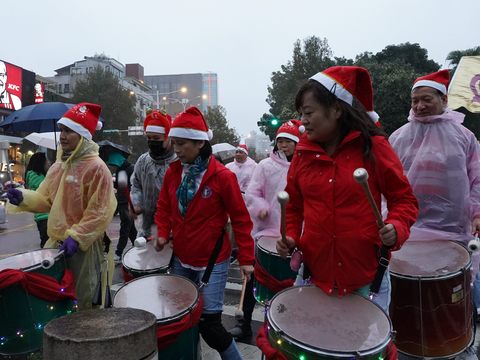 參與團體於健走路途上帶來精彩的演出。(圖片來源:臺北市政府觀光傳播局)