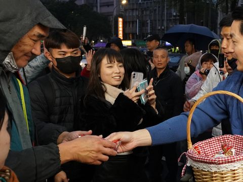 蔣市長與健走隊伍沿路發放耶誕禮物予民眾報佳音。(圖片來源:臺北市政府觀光傳播局)