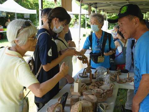 關渡國際自然藝術季:民眾參觀❝禮❞遇自然草地市集。