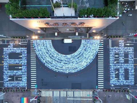 2023臺北白晝之夜_作品 - 法國街頭攝影藝術家 JR 的Inside Out Project，在臺北市政府前以參與觀眾的肖像拼成「自由」二字(來源：文化局)