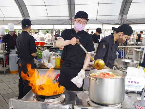 臺北國際牛肉麵大賞現場店家比賽照
