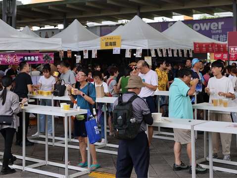 民眾於「2023臺北國際牛肉麵節」現場品嚐牛肉麵