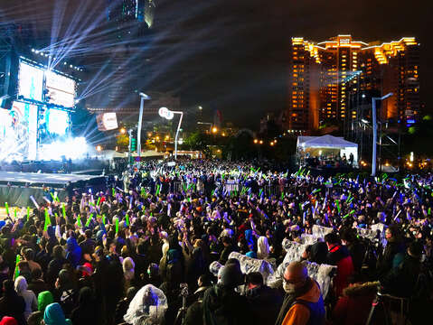 臺北最High新年城跨年晚會於臺北市政府前市民廣場舉辦，每年吸引上萬民眾參與