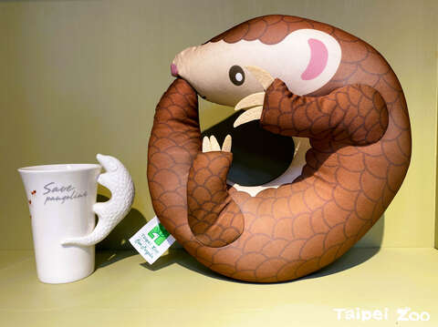 SavePangolins-穿山甲杯與頸枕組(圖片來源：臺北市立動物園)