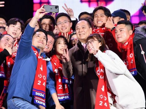 體育選手驚喜登台，與蔣市長攜手倒數(圖片來源：台北市政府觀光傳播局)