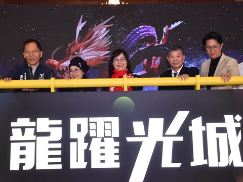 林奕華副市長.郭昭巖議員.王秋冬局長與策展團隊點亮2024台北燈節龍躍光城主視覺(圖片來源：臺北市政府觀光傳播局)