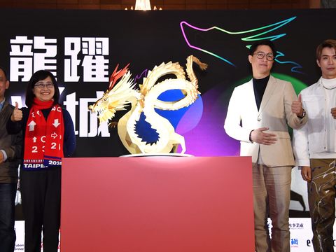 林奕華副市長(左2).紙雕藝術家杜清祥(左1).策展人劉治良(右2).音樂製作人K6劉家凱(右1)共同為主燈揭幕(圖片來源：臺北市政府觀光傳播局)