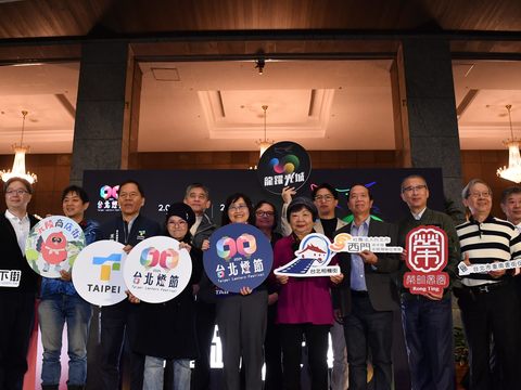 林奕華副市長與在地商圈共同邀請國內外旅客走進燈節走進商圈(圖片來源：臺北市政府觀光傳播局)