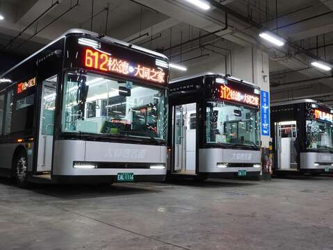 臺北市松德調度站升級為全國首座室內型電動公車充電場站，並同步導入AI煙火偵測通報技術提升場站安全(圖片來源：臺北市公共運輸處)