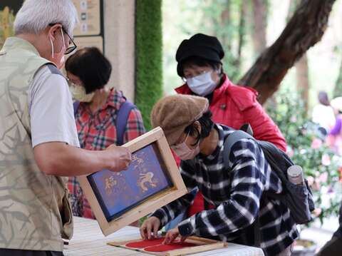 台北茶花展-紅包拓印活動(圖片來源：臺北市政府工務局公園路燈工程管理處)