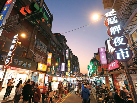 「艋舺夜市商圈」是年節期間打牙祭的好去處。
