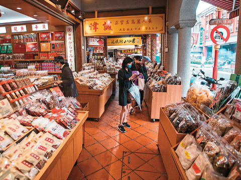 迪化街店家展售豐富多樣的年貨。