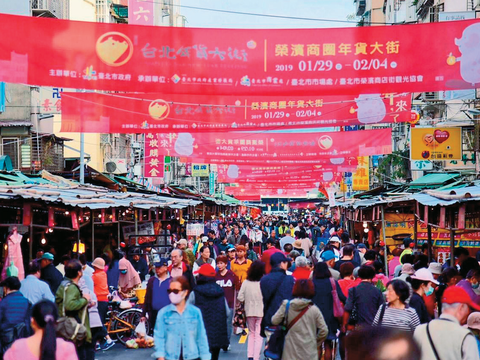 年前大量採買人潮湧入榮濱商圈年貨大街。