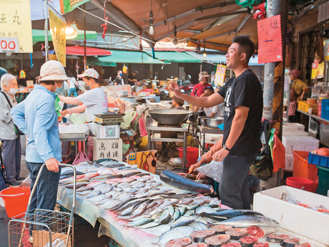 民眾在榮濱商圈街邊魚攤採買生鮮食材。