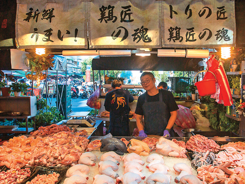 榮濱商圈的雞肉攤位供應全雞及不同的雞肉部位，讓民眾可依料理需求採買。