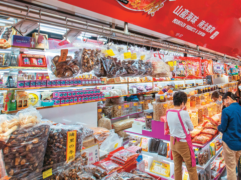 南門市場以匯聚大江南北食材聞名，是許多民眾採買年貨的必訪之地。