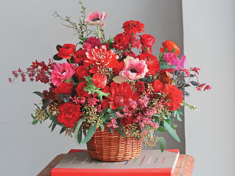 以大理花、白頭翁等形態各異的紅色花材插作新年盆花，華美又喜氣。