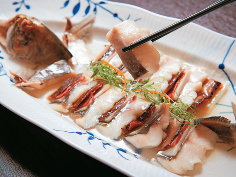 「麒麟鯧魚」融合了魚鮮、蔬菜的清甜與火腿的鹹香。