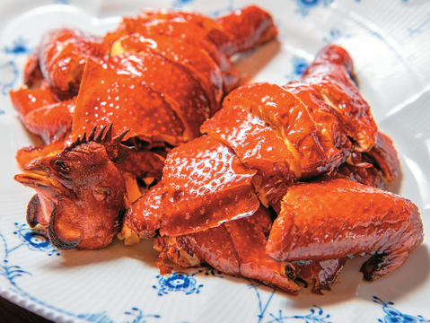 「當紅炸子雞」外皮酥香，雞肉軟嫩多汁。