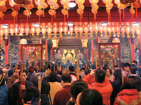 年節期間民眾湧入松山慈祐宮參拜祈福。