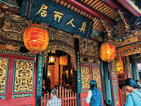歷史悠久的大龍峒保安宮是民眾走春的好去處。