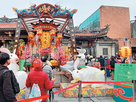 民眾在年節時期到艋舺龍山寺「鑽燈腳」祈求平安。