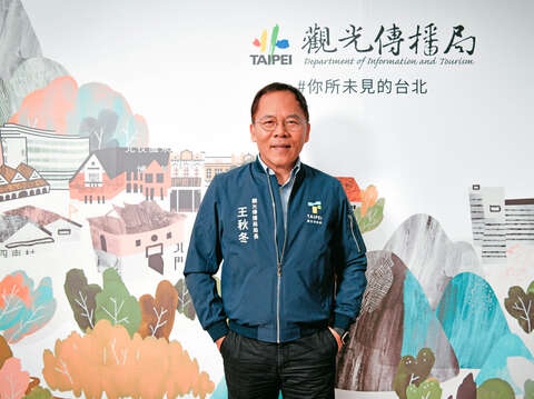 P36-41_台北市觀光傳播局局長王秋冬歡迎旅客前來參與台北燈節。