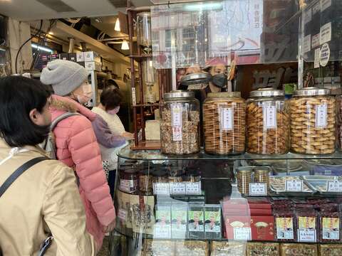 P43_1_蜂大咖啡販售的合桃酥、雞仔餅等點心，是店內的人氣品項。