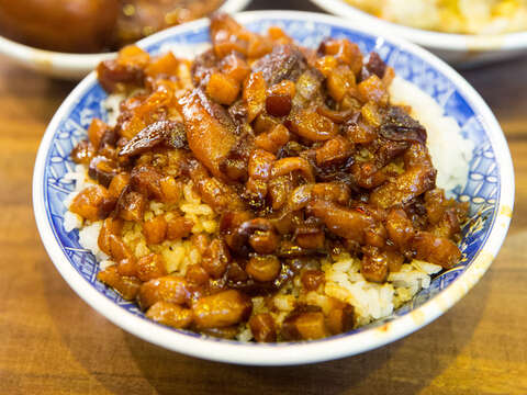 P45_1_榮獲米其林必比登推薦的「小王煮瓜」，滷肉飯是招牌品項。