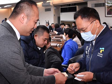 觀傳局王秋冬局長與現場獲獎業者個別交流(圖片來源：臺北市政府觀光傳播局)