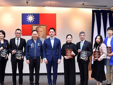 團體組獲獎旅館業者代表與蔣萬安市長及觀傳局王秋冬局長合影(圖片來源：臺北市政府觀光傳播局)