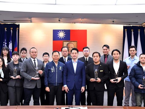 個人組獲獎同仁與蔣萬安市長及觀傳局王秋冬局長合影(圖片來源：臺北市政府觀光傳播局)