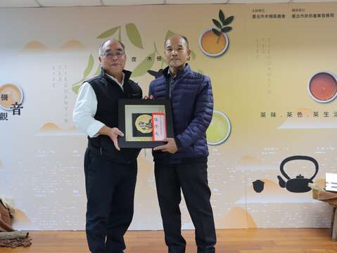 臺北市政府產業發展局劉永修簡任技正與冬茶頭等一獎得主張琮紳茶農合影。(圖片來源：臺北市政府產業發展局)