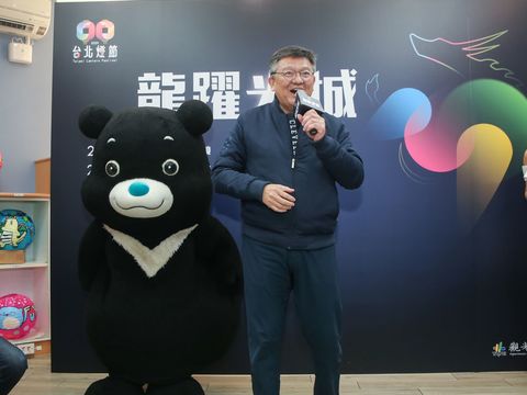 北市府林哲宏副秘書長與熊讚到福星國小參與台北燈節彩繪燈籠活動(圖片來源：臺北市政府觀光傳播局)