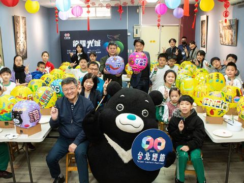 台北燈節邀請福星國小及西門國小學童共同彩繪燈籠(圖片來源：臺北市政府觀光傳播局)
