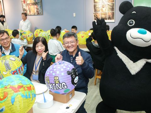福星國小學童、北市府林哲宏副秘書長(右2)與熊讚一起彩繪燈籠(圖片來源：臺北市政府觀光傳播局)