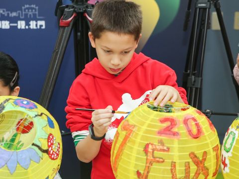 福星國小學童認真彩繪自己專屬的台北燈節燈籠(圖片來源：臺北市政府觀光傳播局)