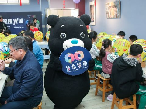 福星國小學童、北市府林哲宏副秘書長與熊讚一起彩繪燈籠(圖片來源：臺北市政府觀光傳播局)