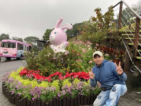(去年的花景)民眾開心與繽紛花卉合影(圖片來源：臺北市政府工務局公園路燈工程管理處)