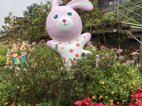 (去年的花景)超萌粉兔造型物(圖片來源：臺北市政府工務局公園路燈工程管理處)
