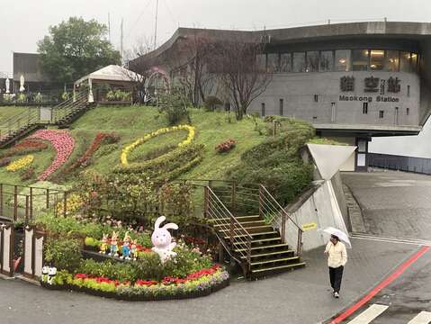 (去年的花景)貓空站前布置引人駐足(圖片來源：臺北市政府工務局公園路燈工程管理處)