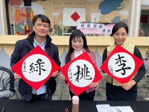 校長與來賓開筆合照(圖片來源：臺北市政府教育局)