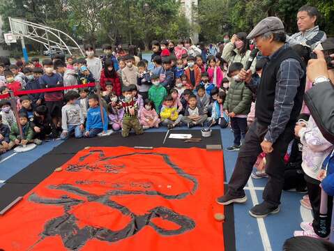 陳國福老師地書範寫解說(圖片來源：臺北市政府教育局)