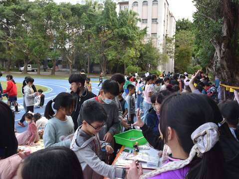 跳蚤市場義賣(圖片來源：臺北市政府教育局)