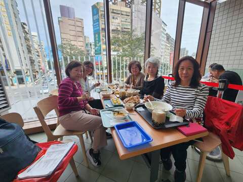 使節夫人們於二樓共食區享用台灣美食(圖片來源：臺北市市場處)