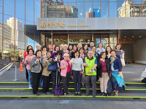林奕華副市長帶領駐臺使節夫人團參訪臺北市南門市場(圖片來源：臺北市市場處)